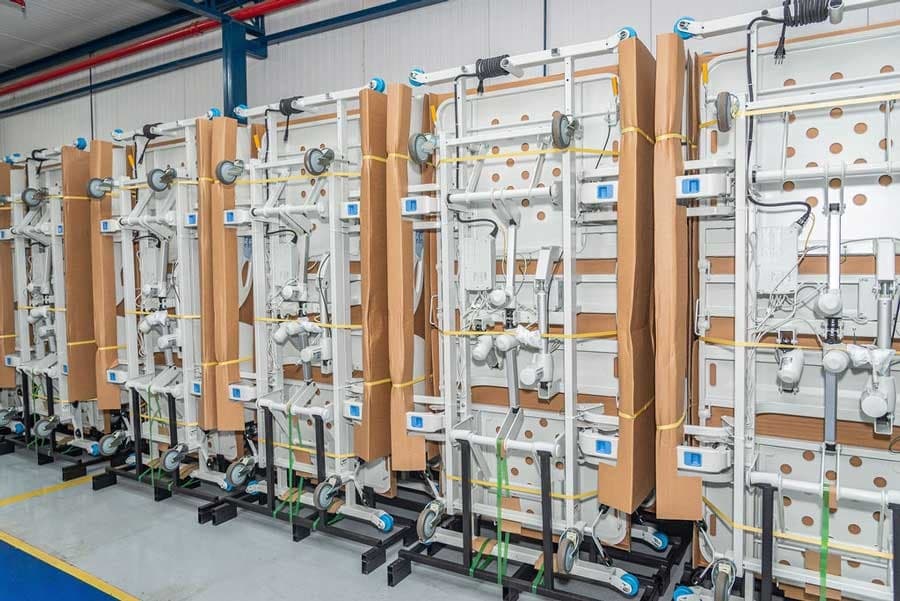 Linha de camas hospitalares Alocama organizadas no centro de distribuição